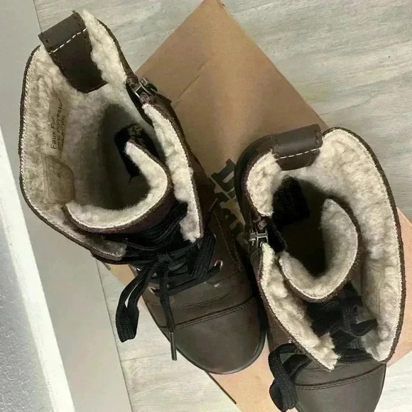Dr. MARTENS WOMEN'S FUR LINED LACE UP BOOTS Dark Brown SIZE: 5 - Picture 10 of 14